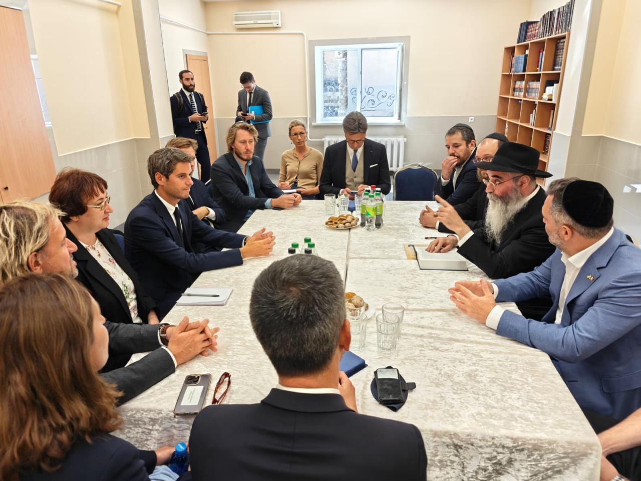 היורש של מקרון? הכוכב הפוליטי של צרפת נשנק מבכי בביקור היהודי