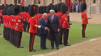 טראמפ פתח בשיחה עם החייל המלכותי - המלך ניסה לסיים את זה