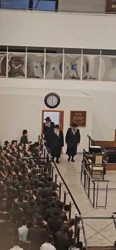 האדמו"ר מגור מופיע לתפילת מנחה בהיכל בית מדרשו הגדול בירושלים