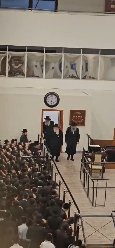 האדמו"ר מגור מופיע לתפילת מנחה בהיכל בית מדרשו הגדול בירושלים
