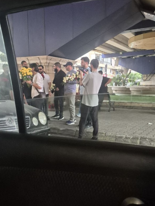 הפצועים מחלקים פרחים