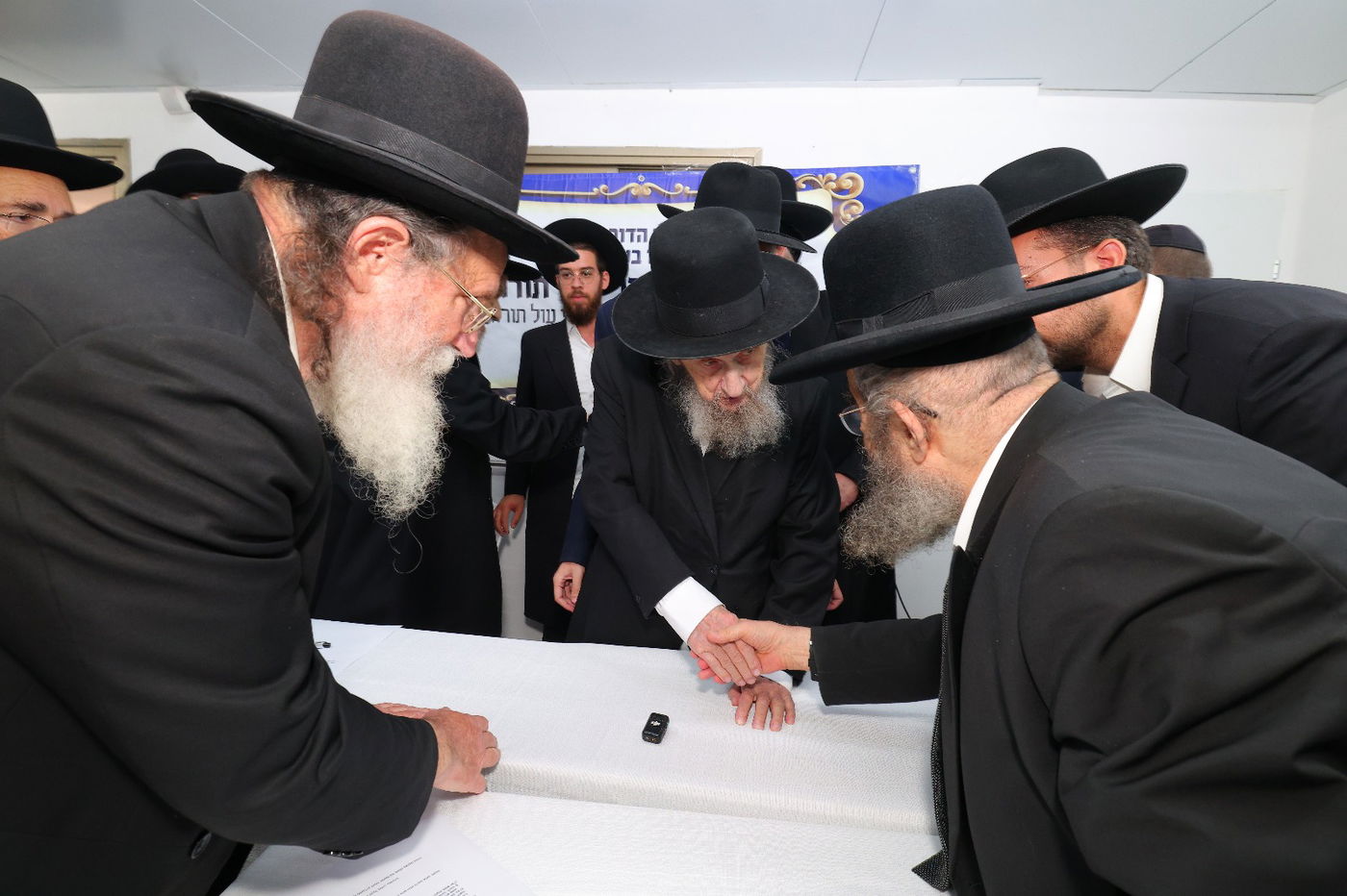 הגר"מ בן שמעון אצל הגר"ד לנדו