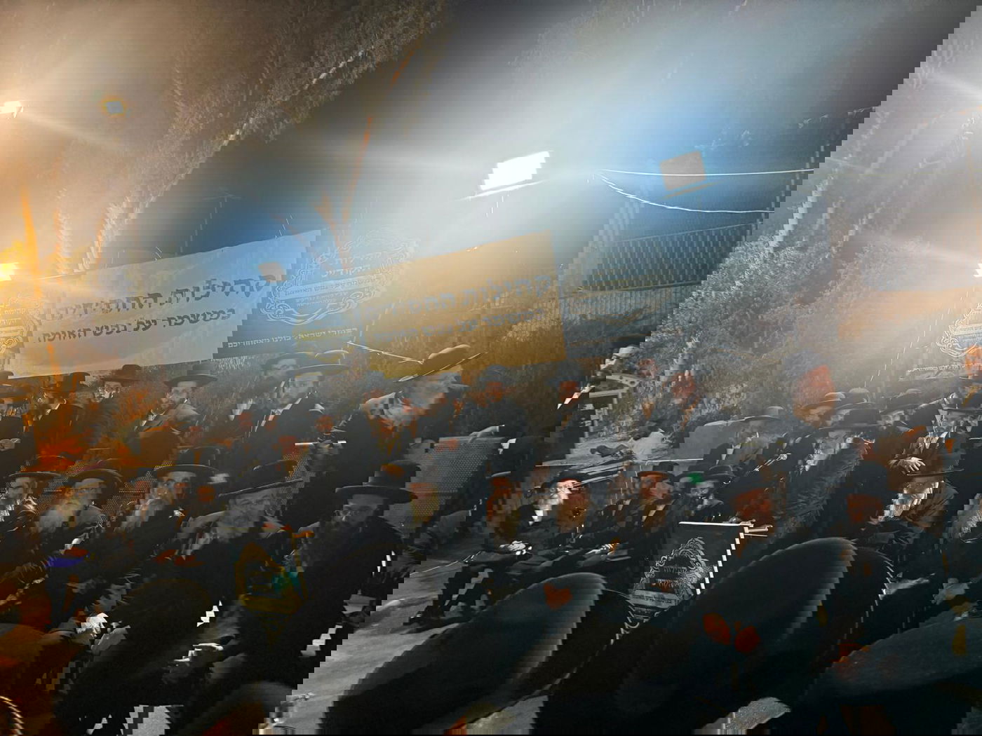 מהומה חריגה ליד כלא 10: חסידי גור בלמו טנדר עם עצורים חרדים; אחד מהם נמלט, 2 חיילים נפצעו