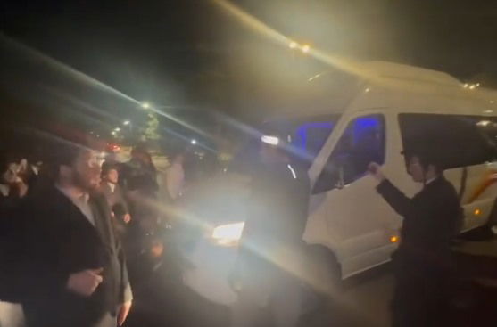 מהומה חריגה ליד כלא 10: חסידי גור בלמו טנדר עם עצורים חרדים; אחד מהם נמלט, 2 חיילים נפצעו