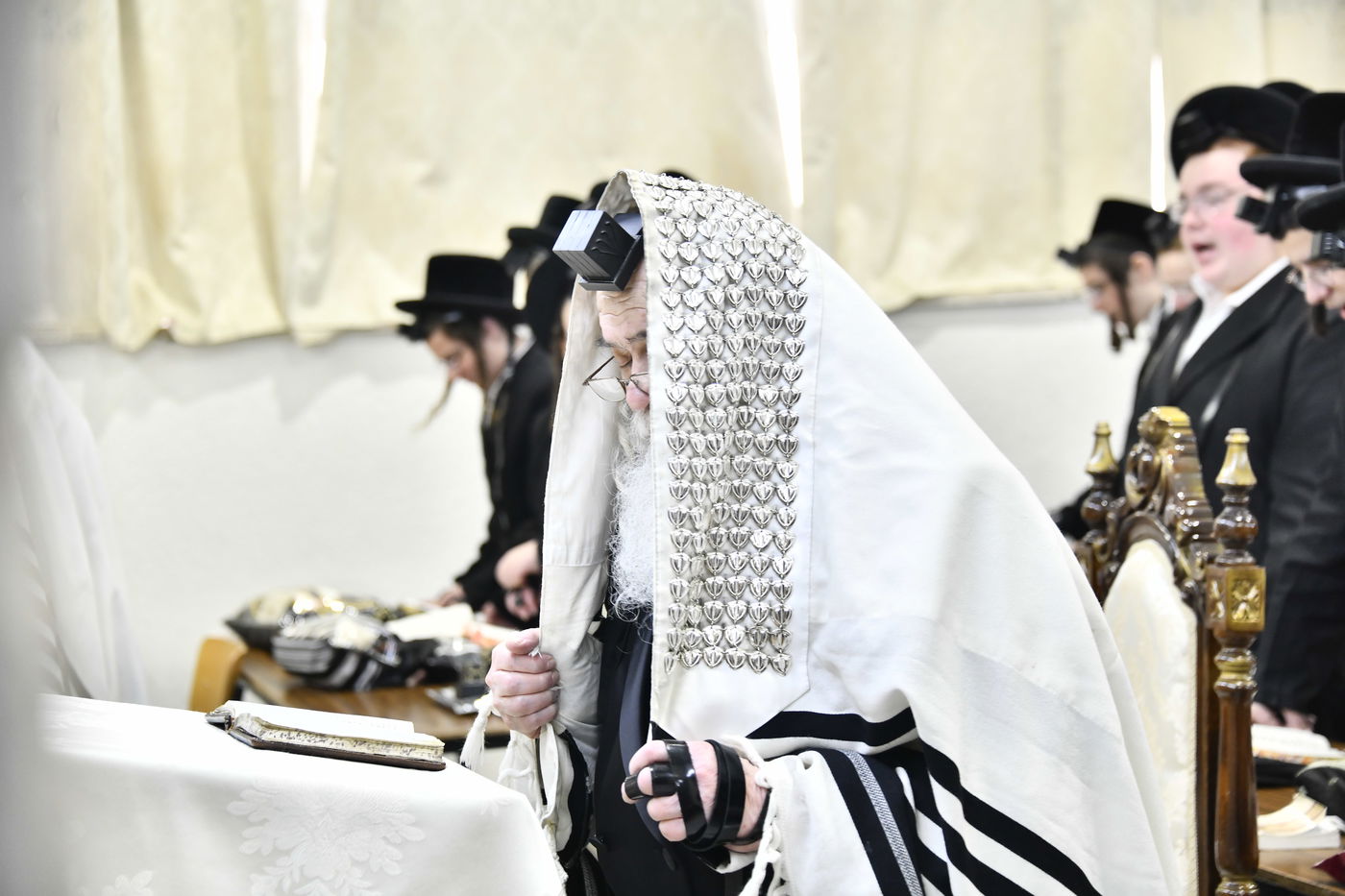 האדמו"ר מקרעטשניף י-ם בביקור בישיבתו באלעד