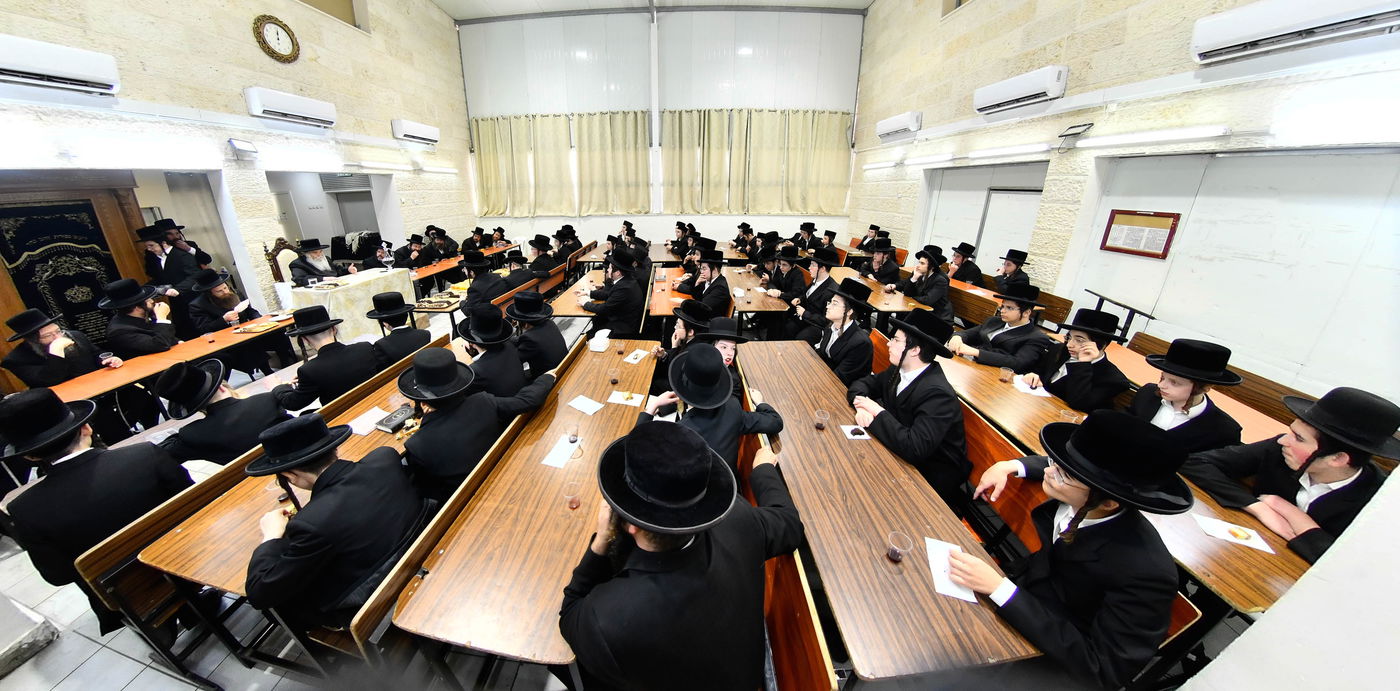 האדמו"ר מקרעטשניף י-ם בביקור בישיבתו באלעד