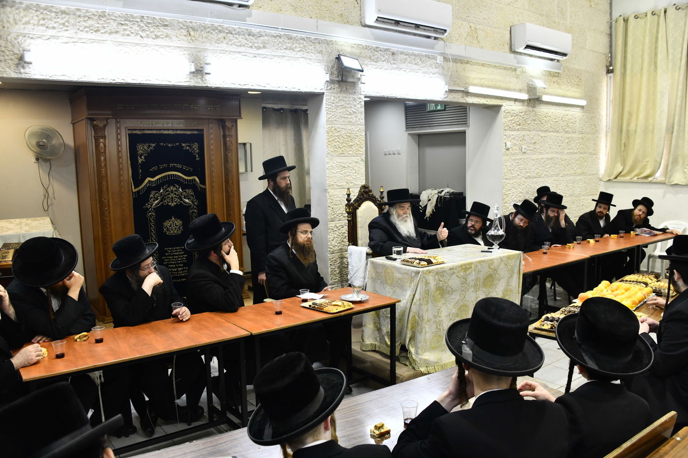 האדמו"ר מקרעטשניף י-ם בביקור בישיבתו באלעד