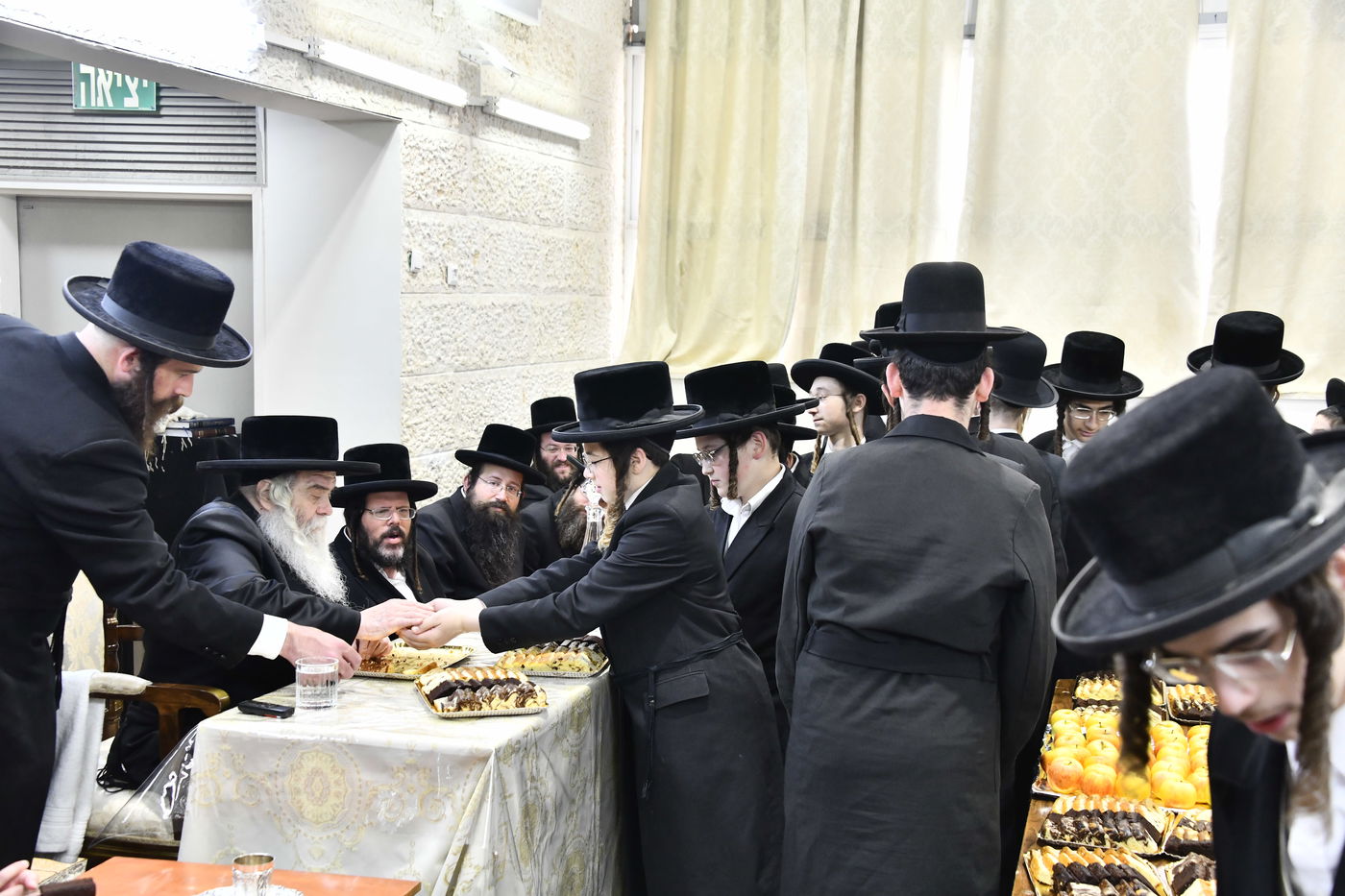 האדמו"ר מקרעטשניף י-ם בביקור בישיבתו באלעד