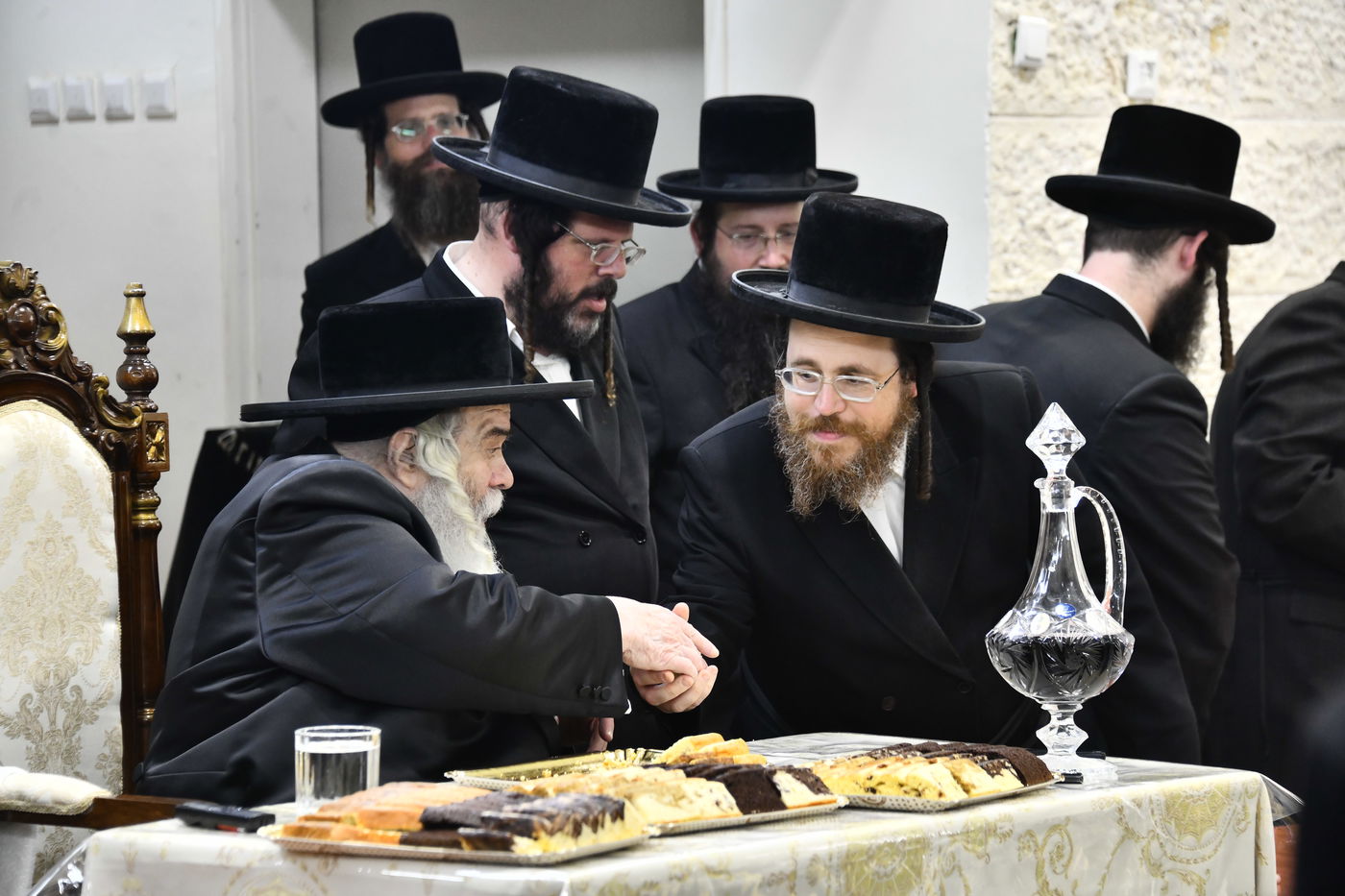 האדמו"ר מקרעטשניף י-ם בביקור בישיבתו באלעד