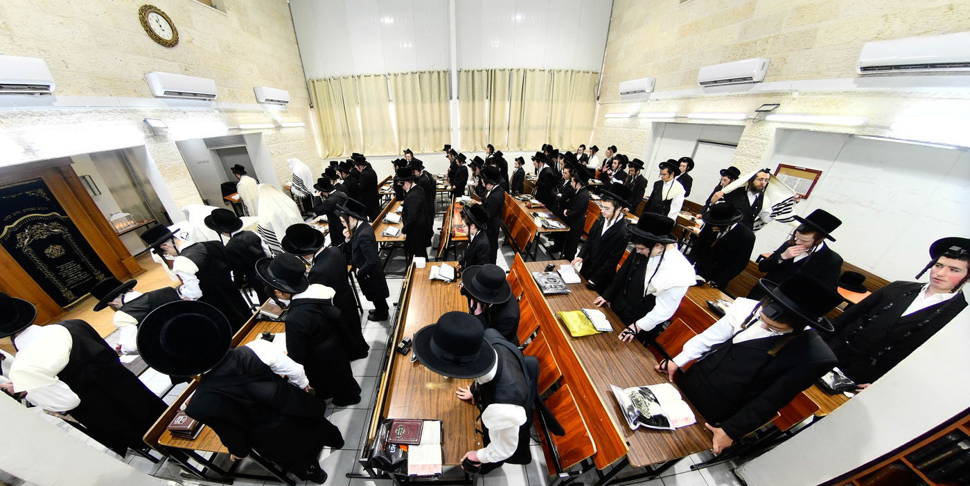 האדמו"ר מקרעטשניף י-ם בביקור בישיבתו באלעד