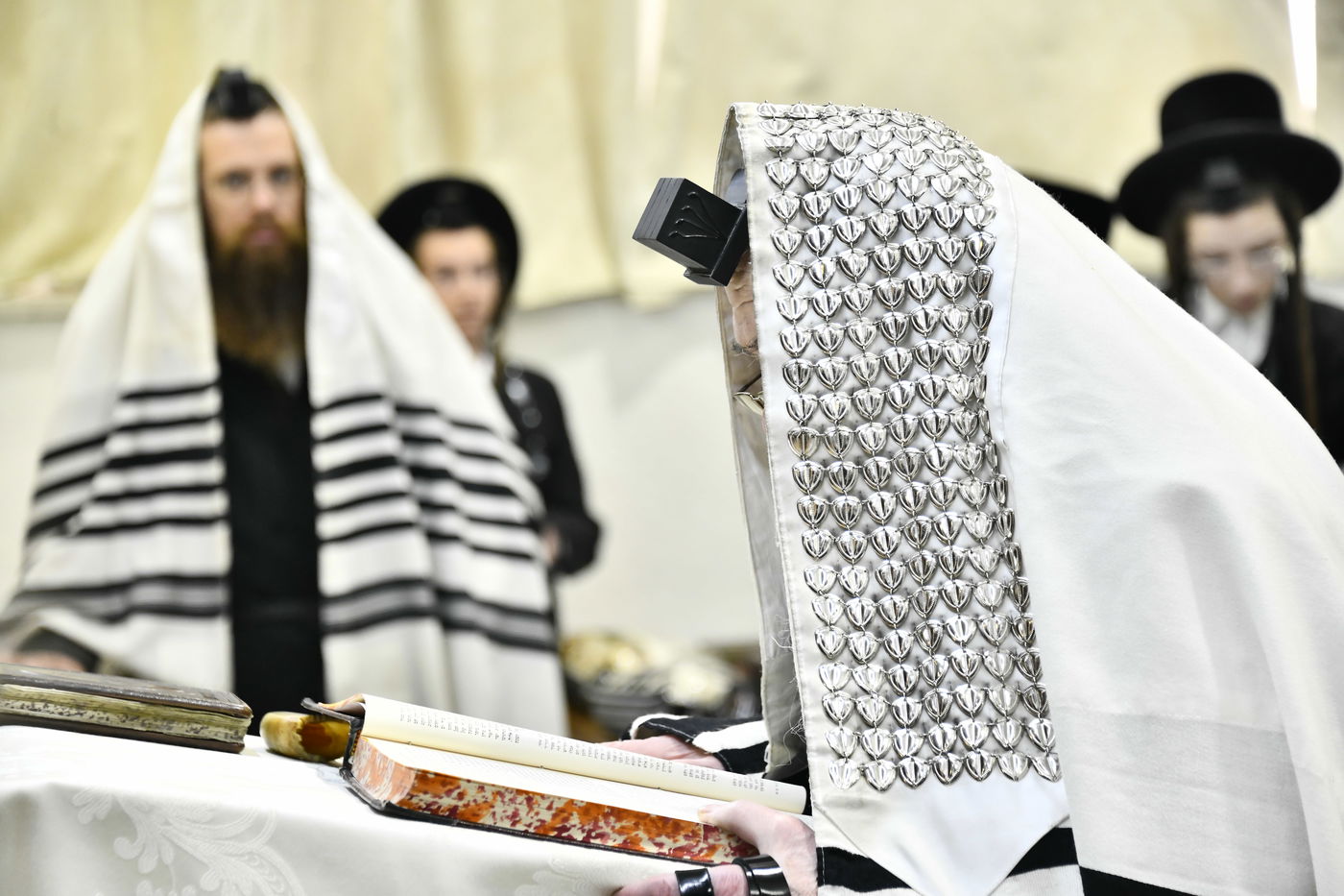 האדמו"ר מקרעטשניף י-ם בביקור בישיבתו באלעד