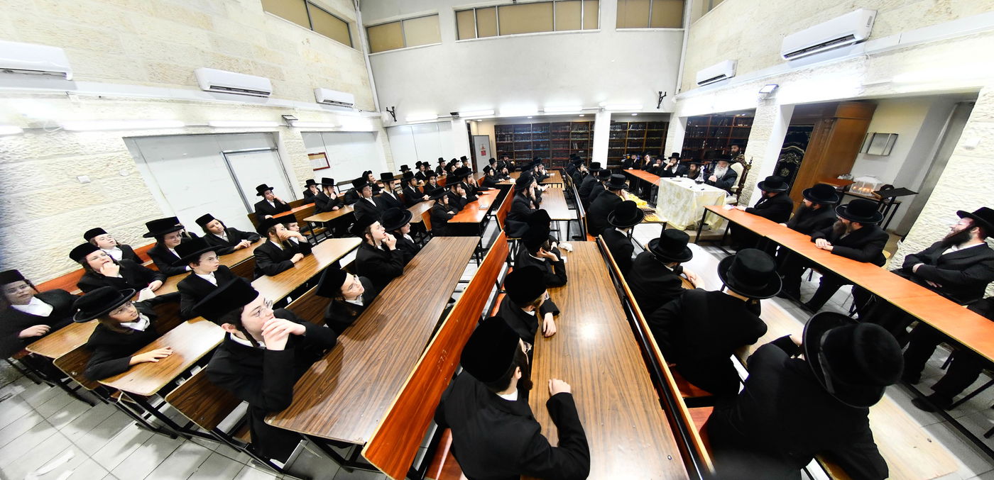 האדמו"ר מקרעטשניף י-ם בביקור בישיבתו באלעד