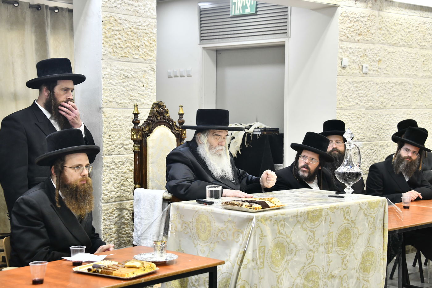 האדמו"ר מקרעטשניף י-ם בביקור בישיבתו באלעד