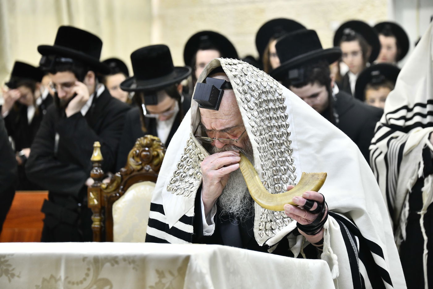 האדמו"ר מקרעטשניף י-ם בביקור בישיבתו באלעד