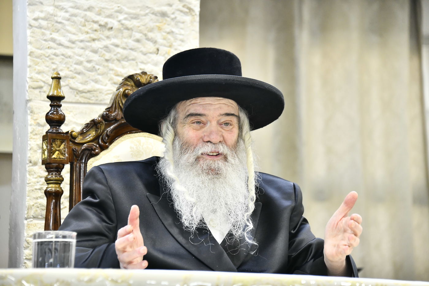 האדמו"ר מקרעטשניף י-ם בביקור בישיבתו באלעד