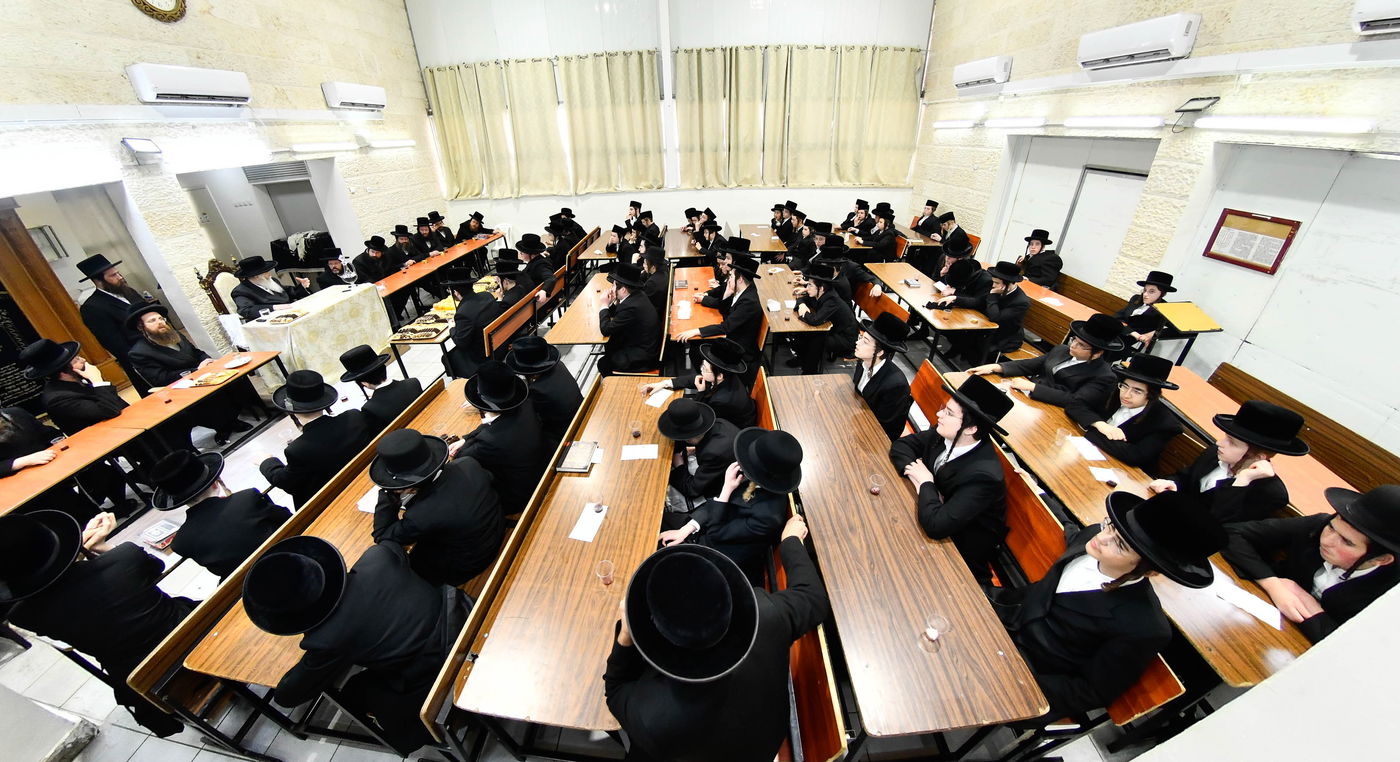 האדמו"ר מקרעטשניף י-ם בביקור בישיבתו באלעד