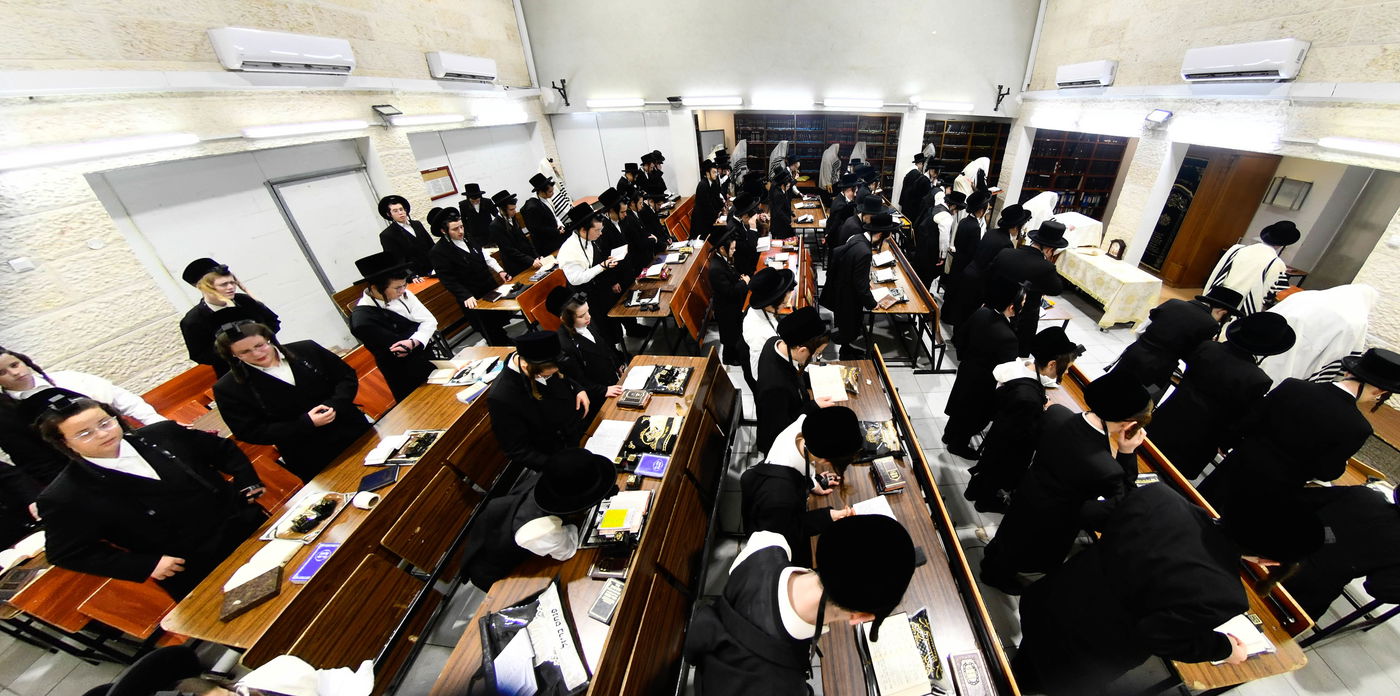 האדמו"ר מקרעטשניף י-ם בביקור בישיבתו באלעד