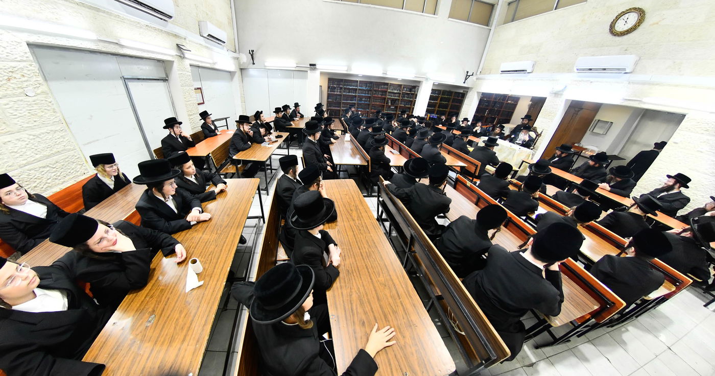 האדמו"ר מקרעטשניף י-ם בביקור בישיבתו באלעד