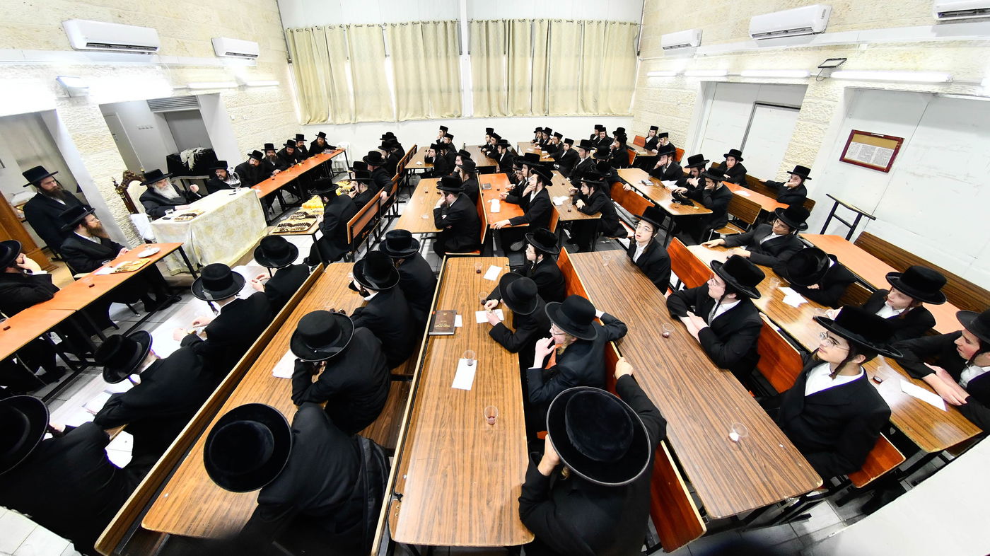 האדמו"ר מקרעטשניף י-ם בביקור בישיבתו באלעד