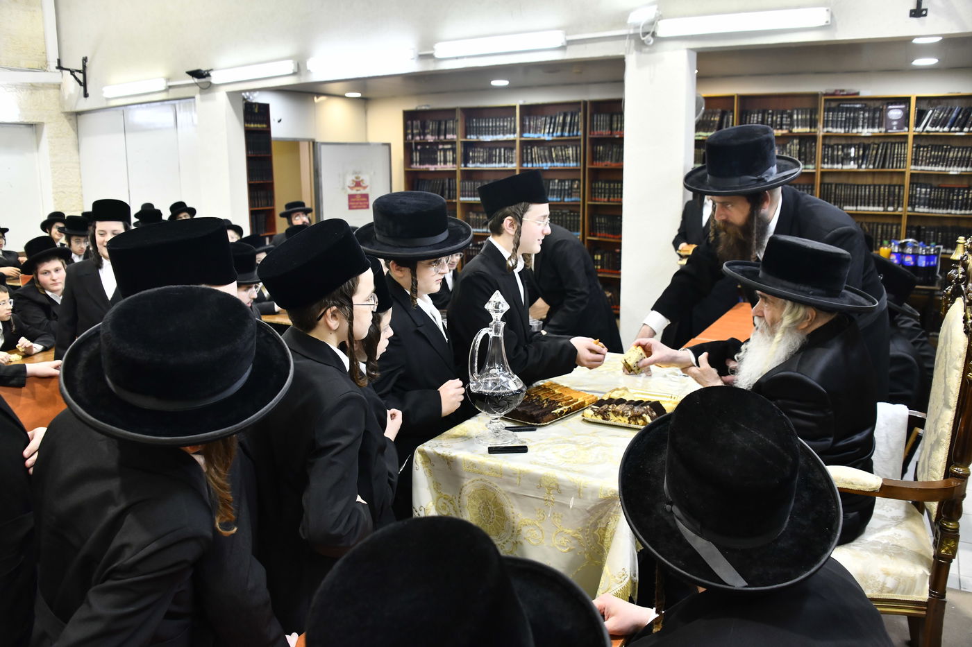 האדמו"ר מקרעטשניף י-ם בביקור בישיבתו באלעד