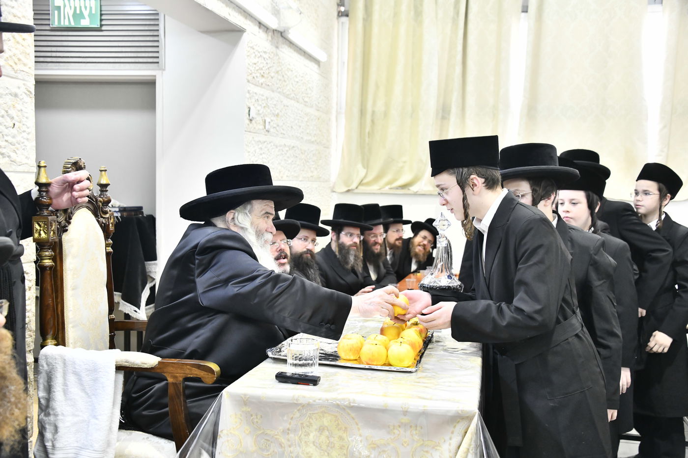 האדמו"ר מקרעטשניף י-ם בביקור בישיבתו באלעד