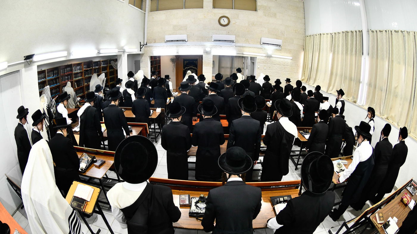 האדמו"ר מקרעטשניף י-ם בביקור בישיבתו באלעד