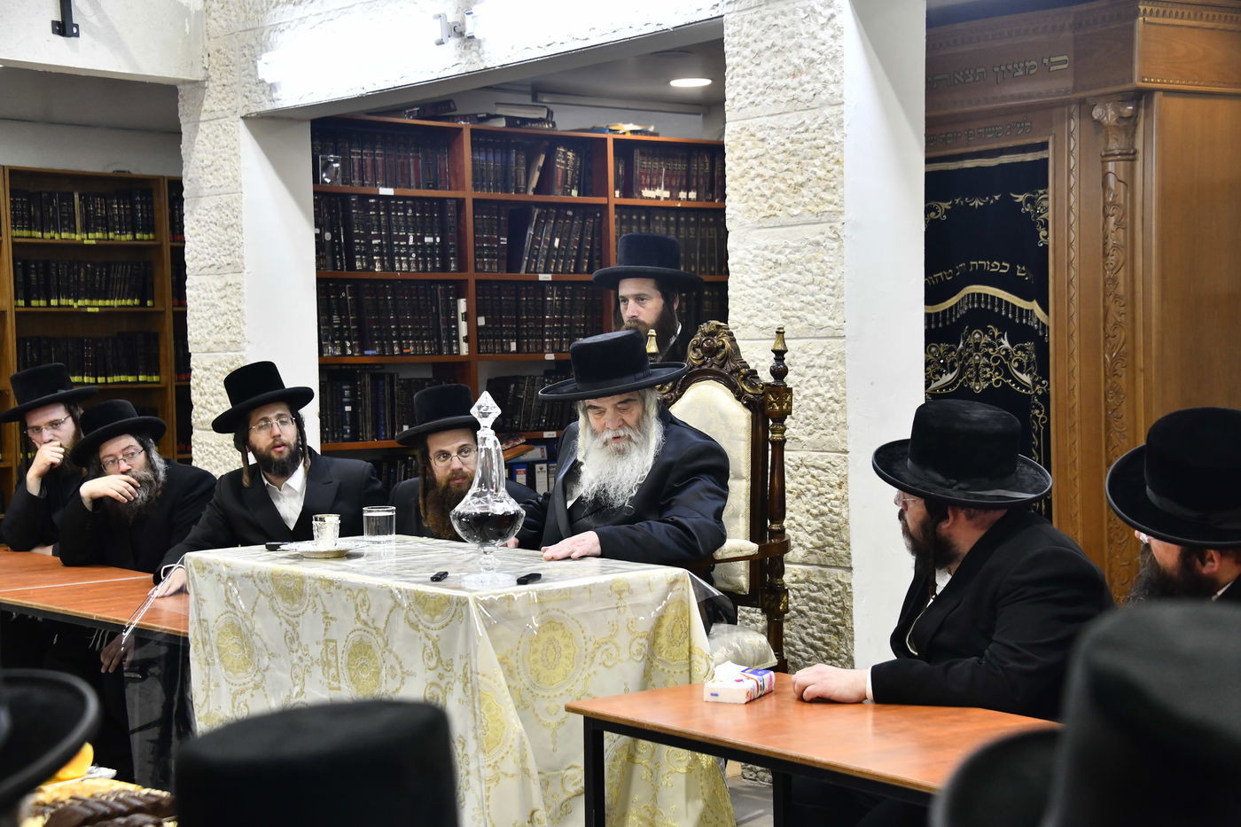 האדמו"ר מקרעטשניף י-ם בביקור בישיבתו באלעד