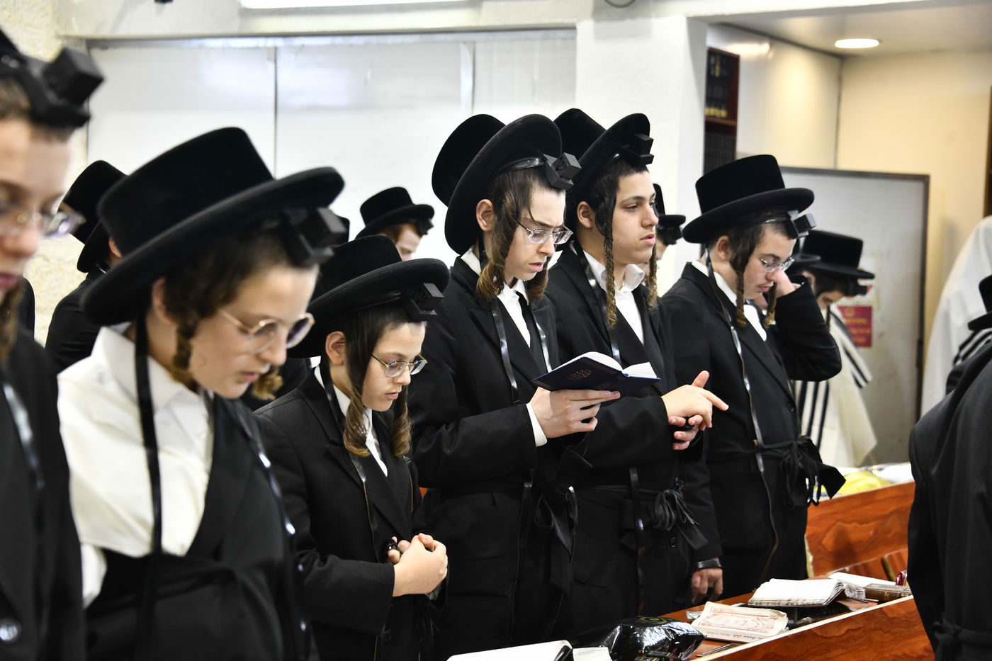 האדמו"ר מקרעטשניף י-ם בביקור בישיבתו באלעד