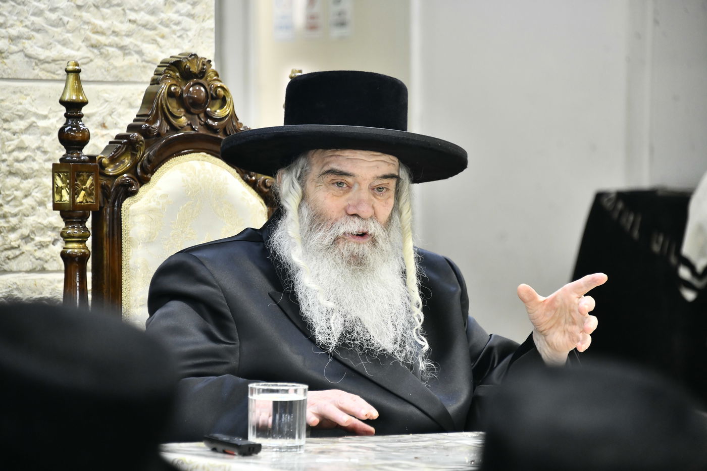 האדמו"ר מקרעטשניף י-ם בביקור בישיבתו באלעד