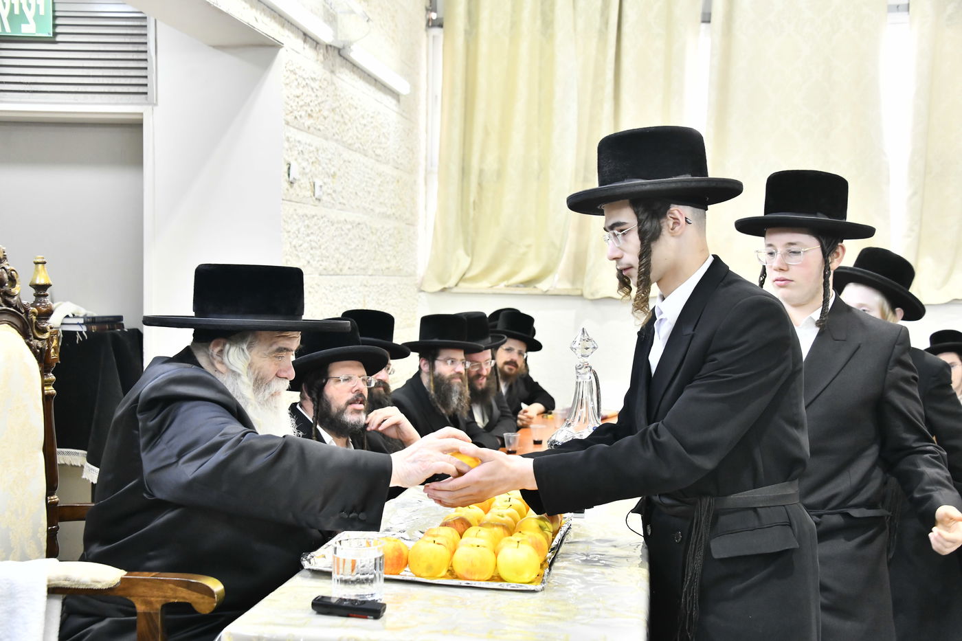 האדמו"ר מקרעטשניף י-ם בביקור בישיבתו באלעד