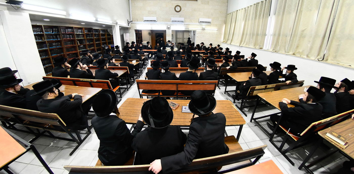 האדמו"ר מקרעטשניף י-ם בביקור בישיבתו באלעד