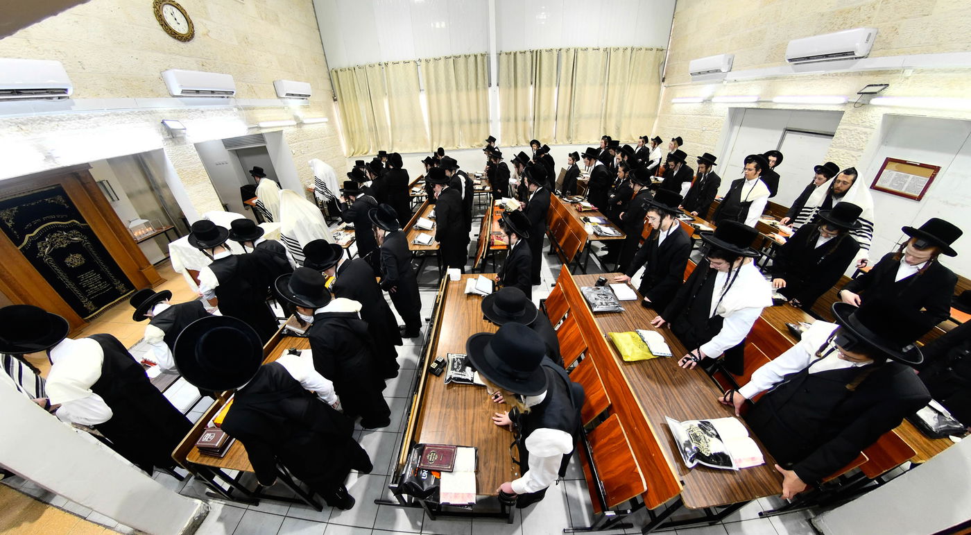 האדמו"ר מקרעטשניף י-ם בביקור בישיבתו באלעד