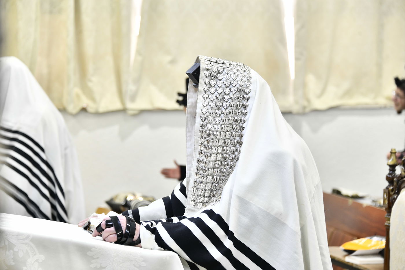 האדמו"ר מקרעטשניף י-ם בביקור בישיבתו באלעד