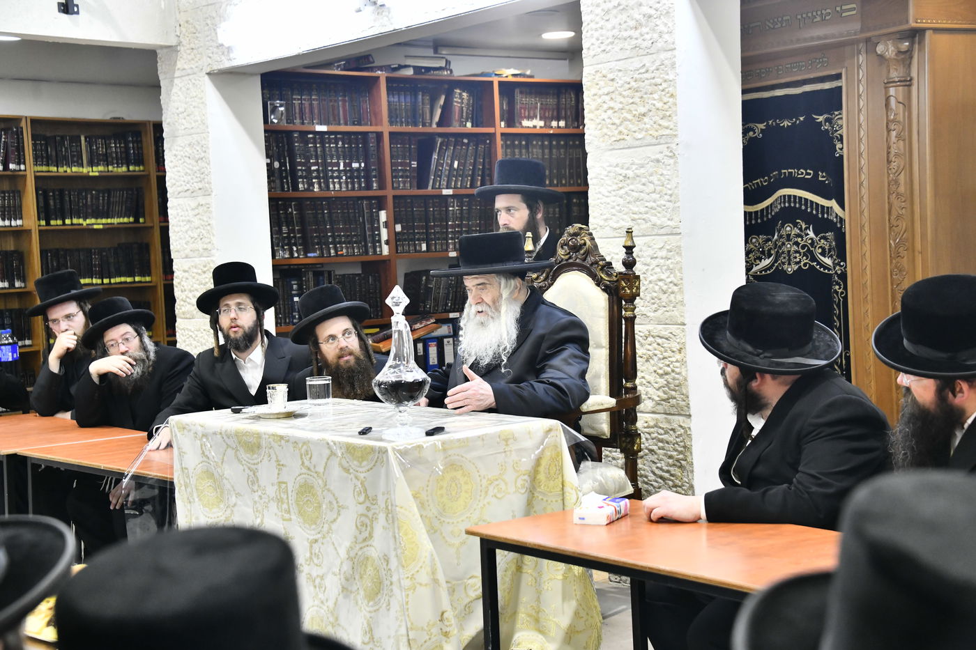 האדמו"ר מקרעטשניף י-ם בביקור בישיבתו באלעד