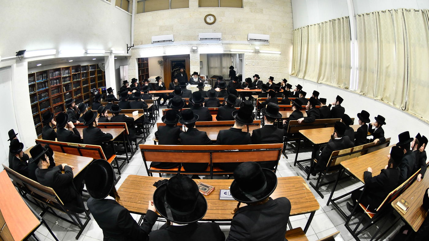 האדמו"ר מקרעטשניף י-ם בביקור בישיבתו באלעד