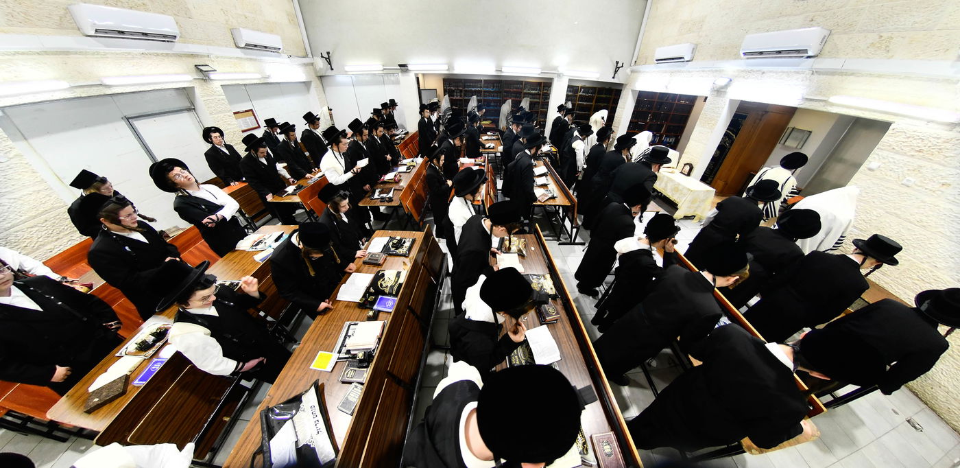 האדמו"ר מקרעטשניף י-ם בביקור בישיבתו באלעד