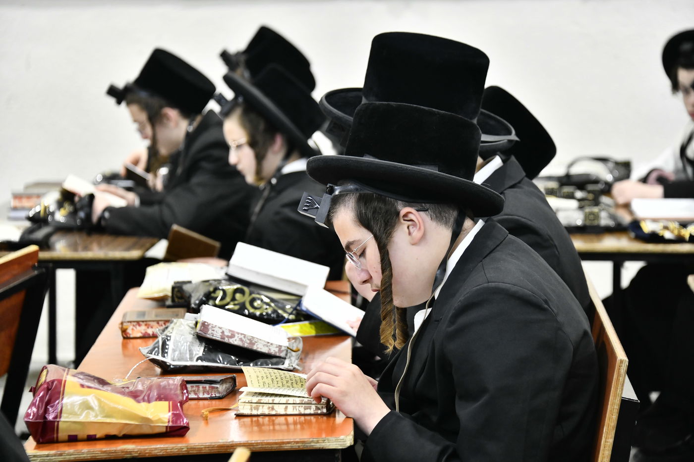 האדמו"ר מקרעטשניף י-ם בביקור בישיבתו באלעד