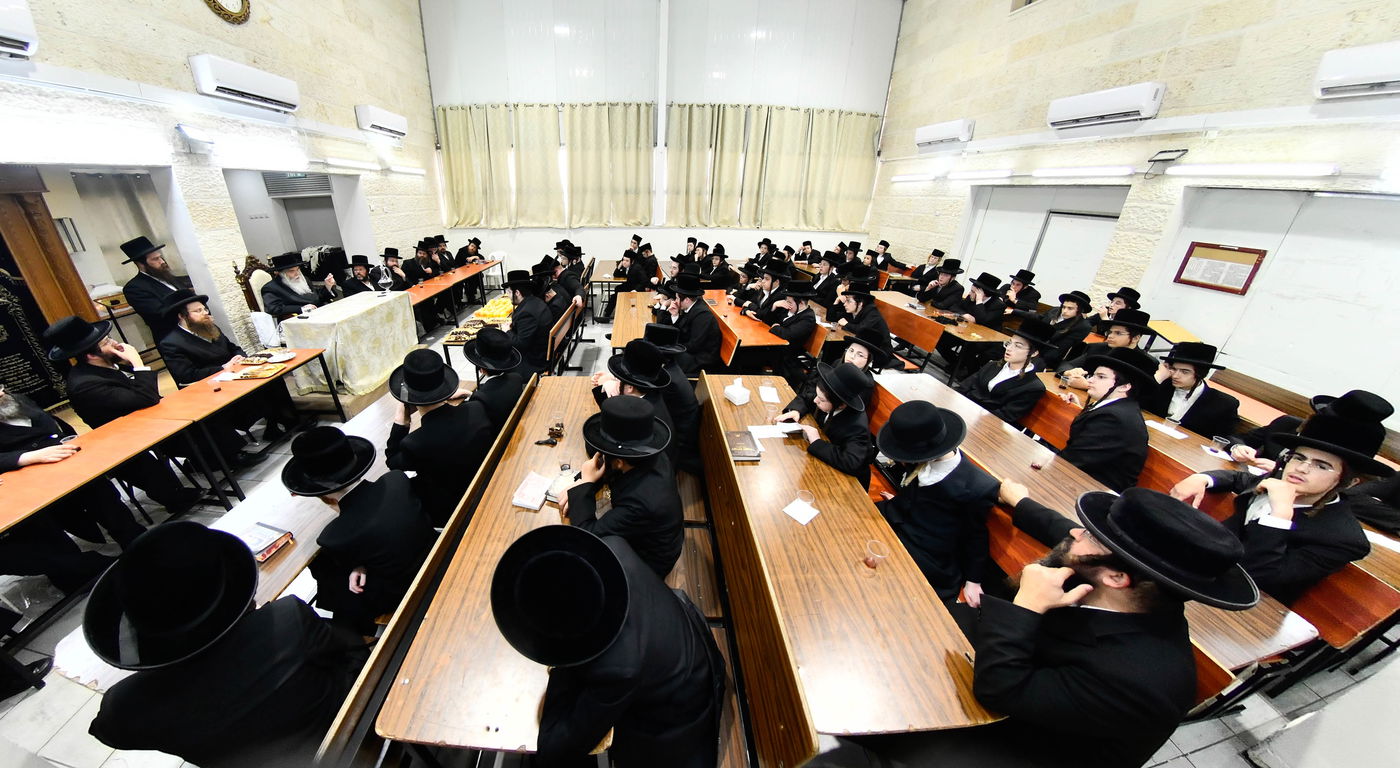 האדמו"ר מקרעטשניף י-ם בביקור בישיבתו באלעד