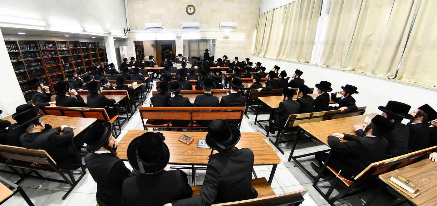 האדמו"ר מקרעטשניף י-ם בביקור בישיבתו באלעד