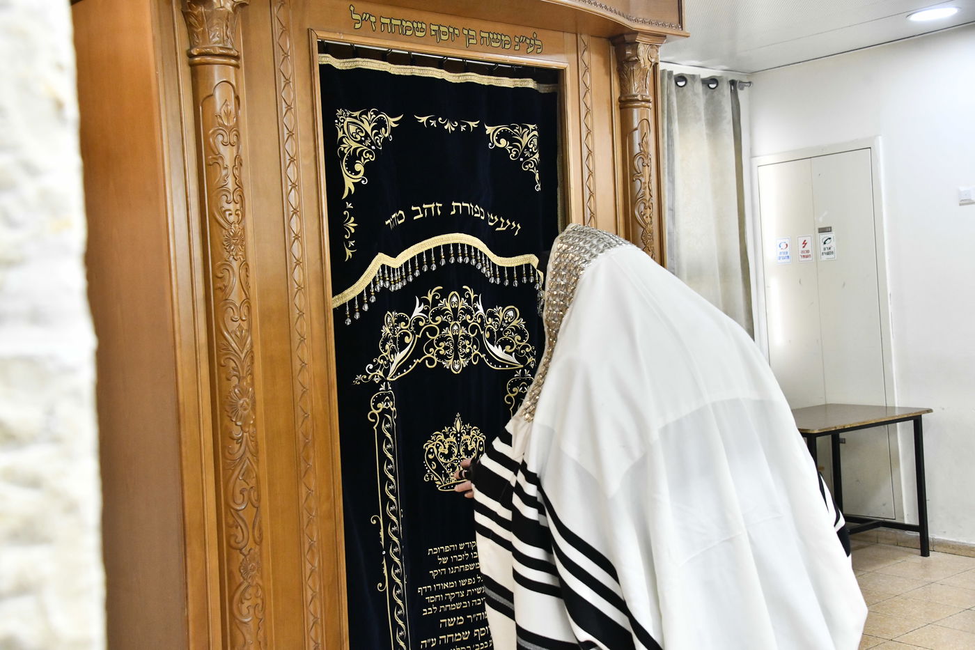 האדמו"ר מקרעטשניף י-ם בביקור בישיבתו באלעד