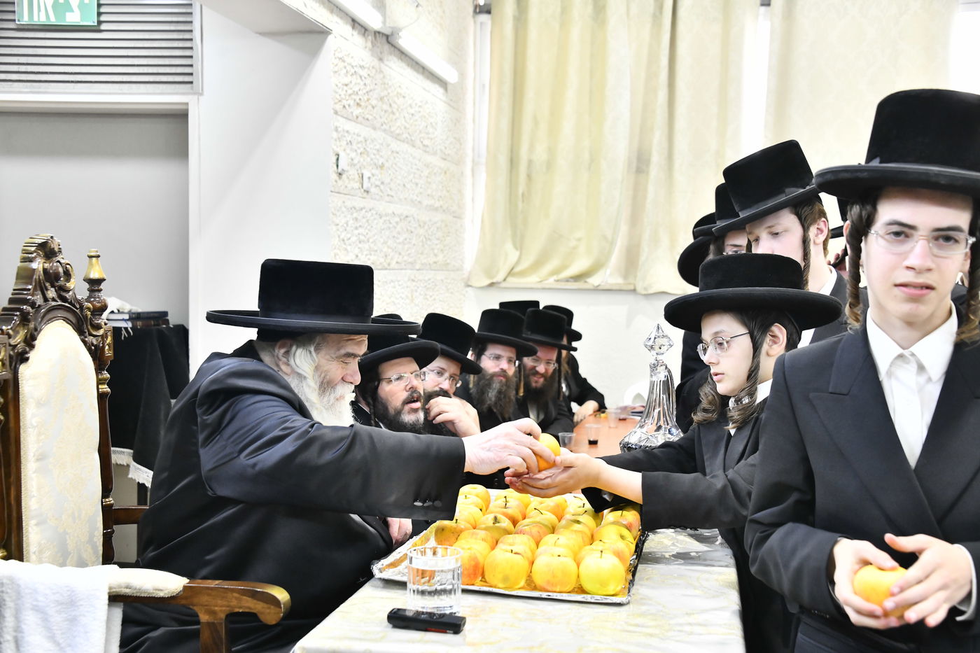 האדמו"ר מקרעטשניף י-ם בביקור בישיבתו באלעד