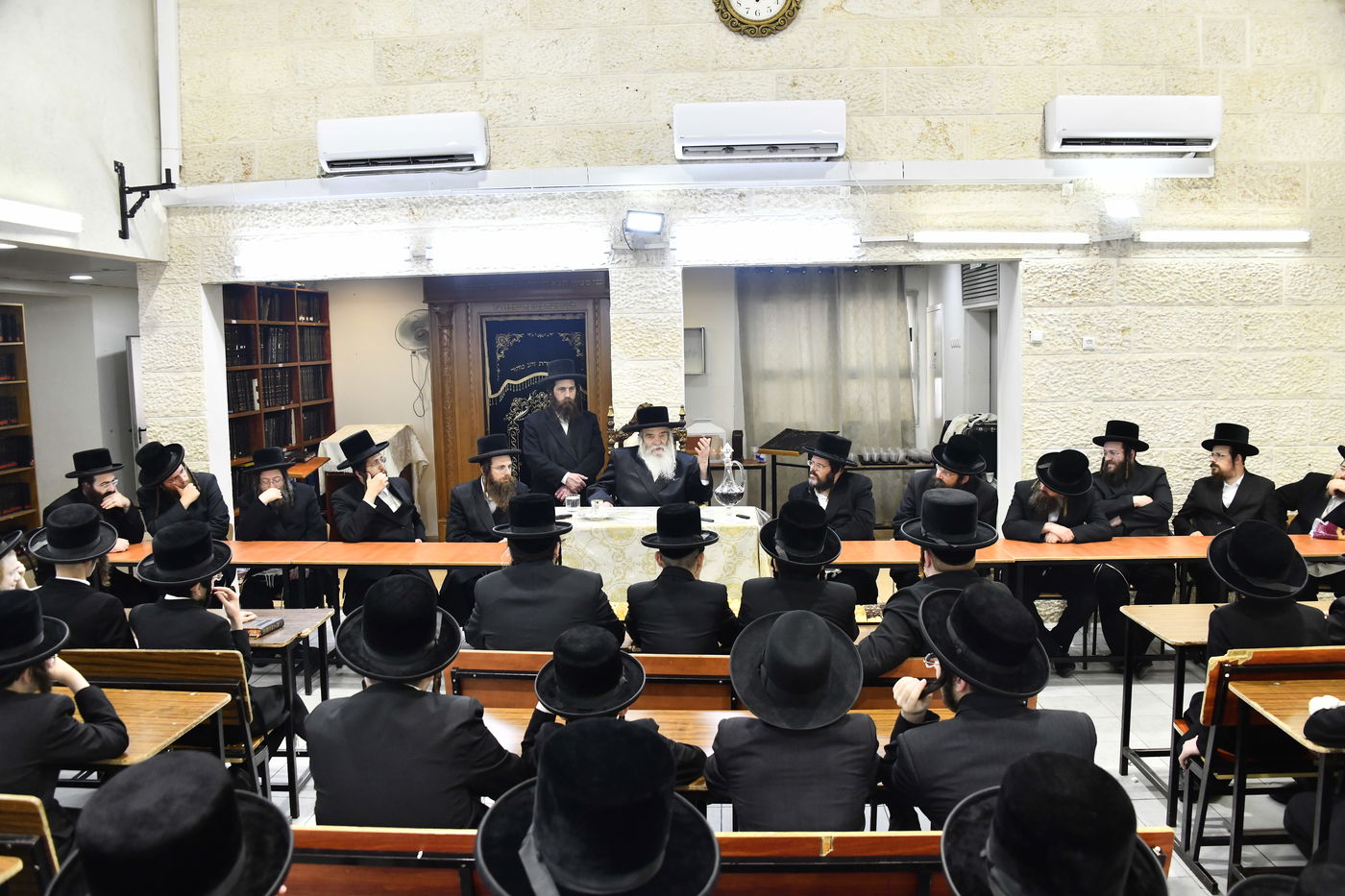 האדמו"ר מקרעטשניף י-ם בביקור בישיבתו באלעד