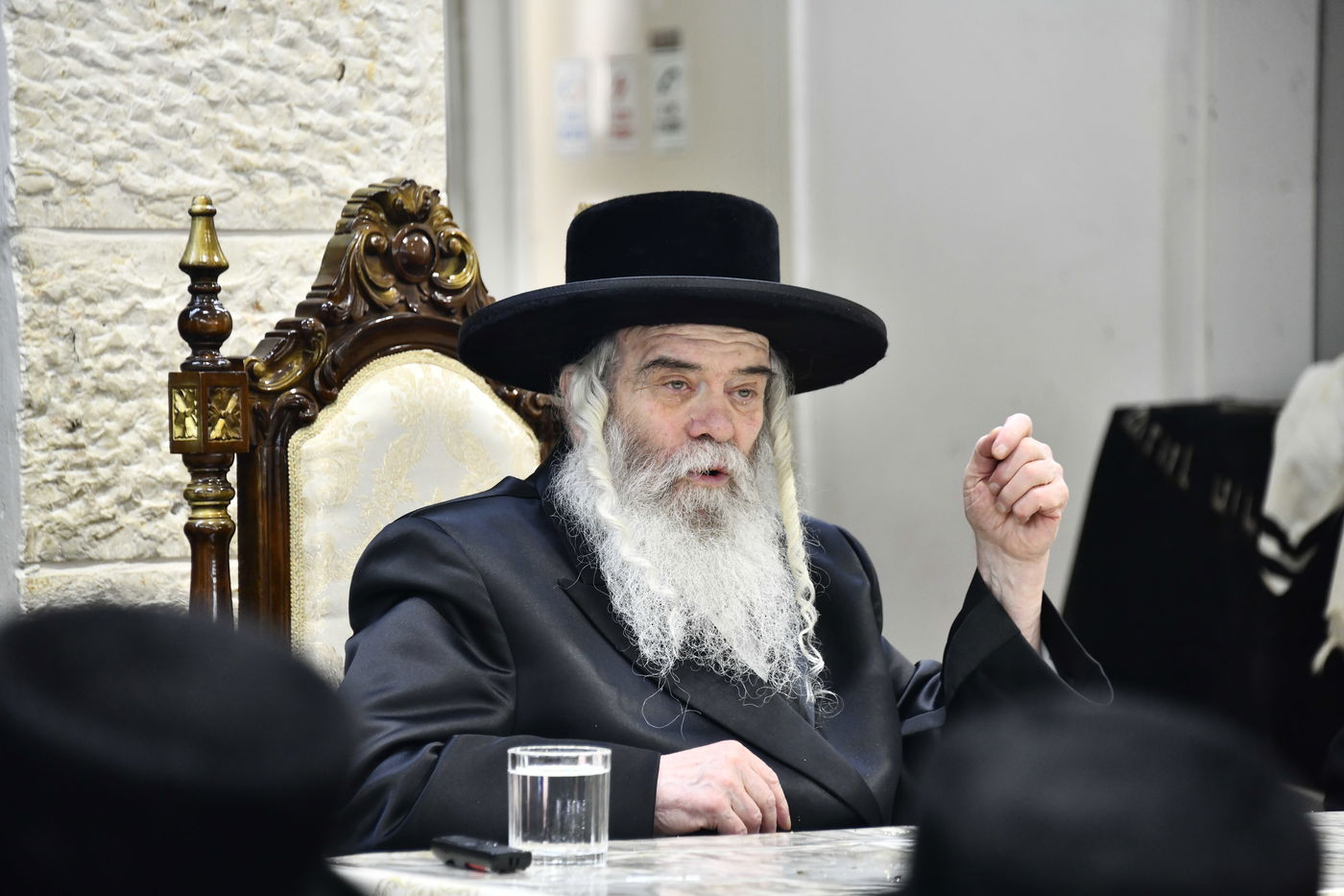 האדמו"ר מקרעטשניף י-ם בביקור בישיבתו באלעד