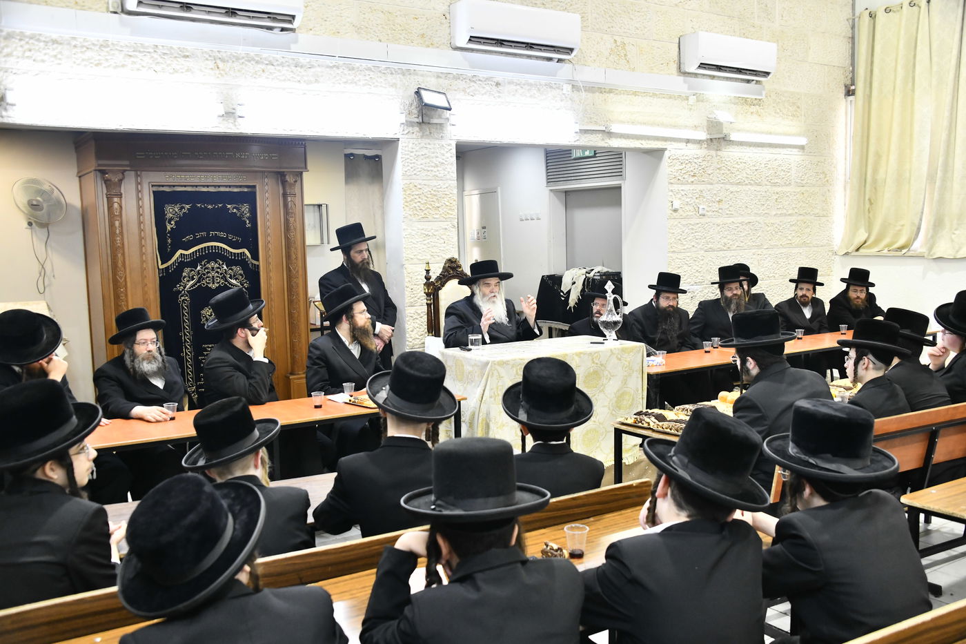 האדמו"ר מקרעטשניף י-ם בביקור בישיבתו באלעד