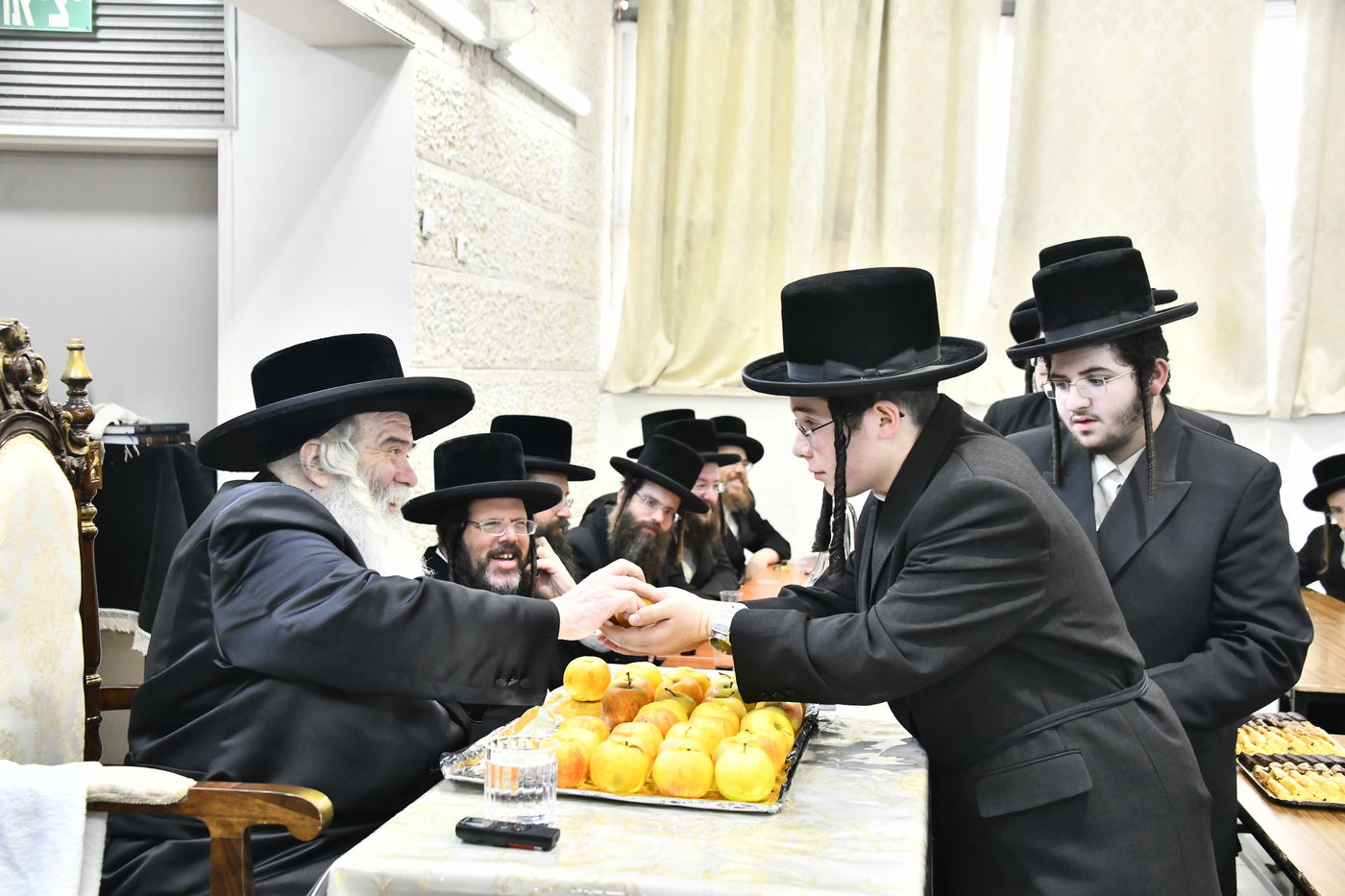 האדמו"ר מקרעטשניף י-ם בביקור בישיבתו באלעד