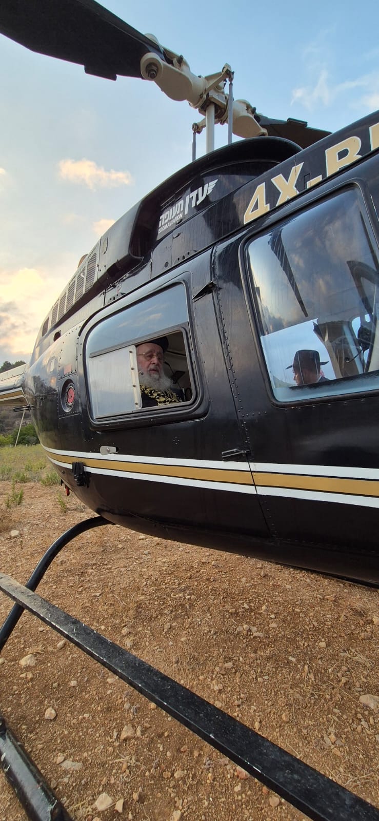 ממשיך את מסורת מרן זצ"ל | הראשון לציון המריא בהליקופטר לעצרות הימים הנוראים