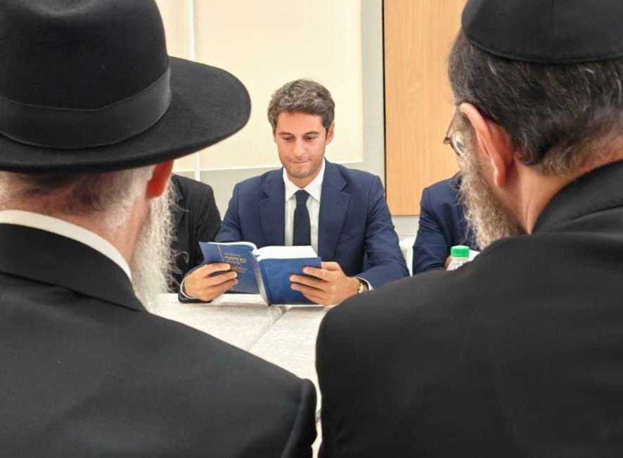 היורש של מקרון? הכוכב הפוליטי של צרפת נשנק מבכי בביקור היהודי