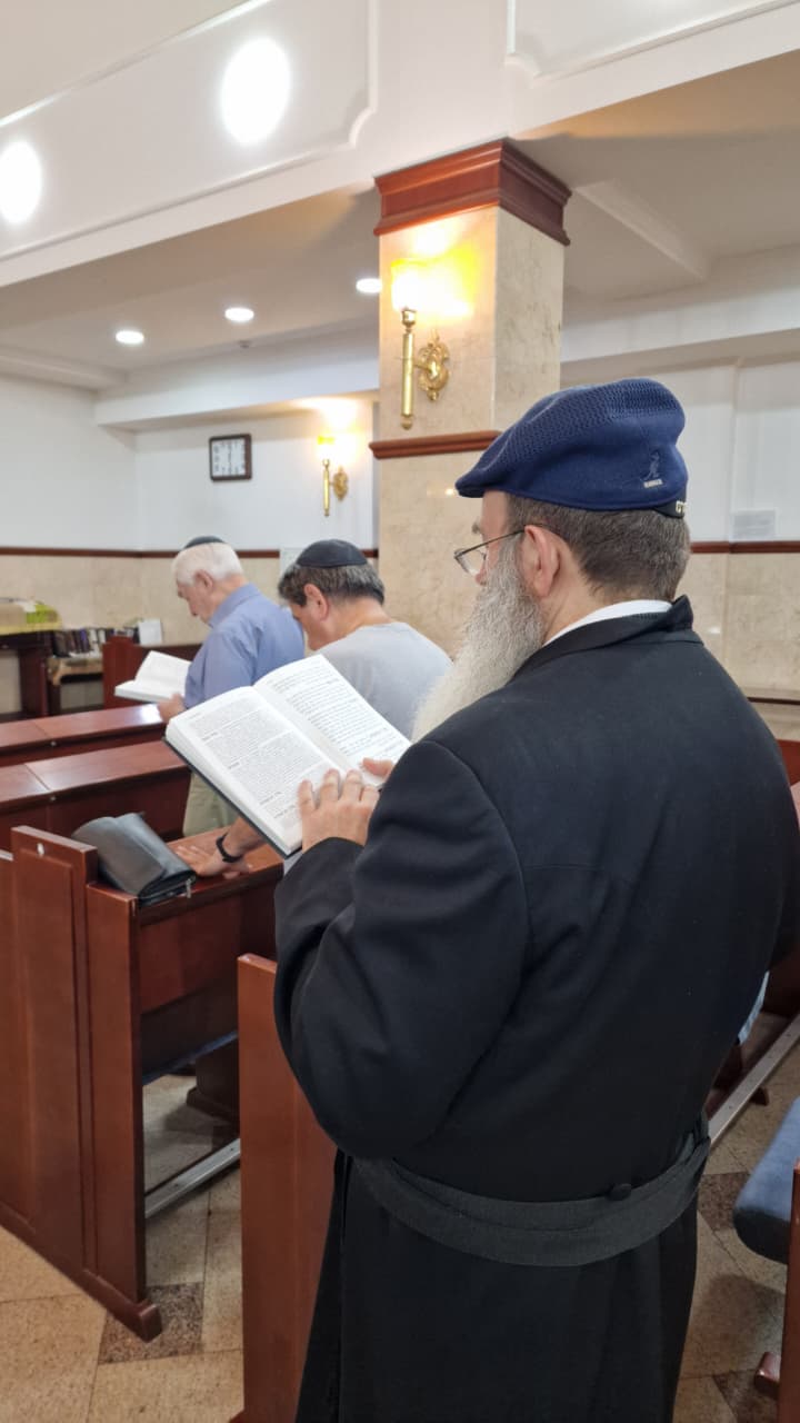 תחת עוצר, בליווי משטרתי: כך התנהל "מבצע סליחות" דרמטי בעיר הגרעין