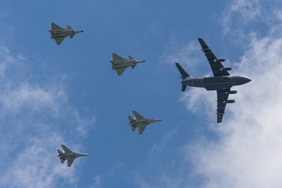 סין משנה את מאזן הכוחות: 300 מטוסי חמקן J-20 בשמים | צפו