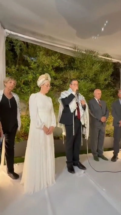 בדמעות של שמחה ועצב: האלמנה ששכלה את בעלה במלחמה נישאה בחתונה מרגשת | צפו